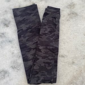 Spanx Seamless Leggings.  Size Small.  Black Camo. Excellent Like New Condition